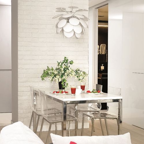 biała cegła w jadalni