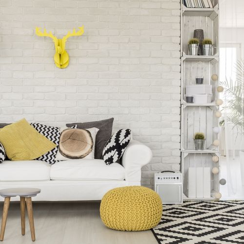 salon z cegłą na ścianie