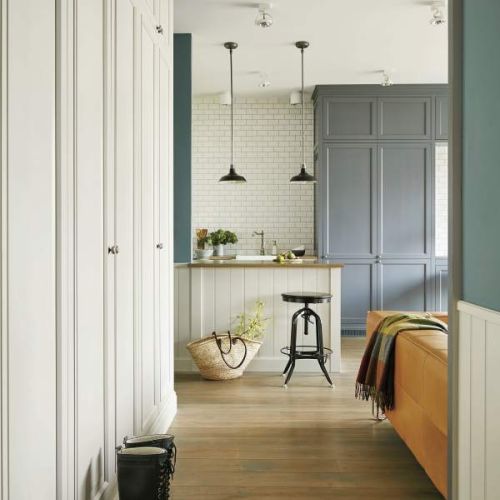 W całym domu jest 13 fabrycznych lamp różniących się tylko kolorami. Reflektory to marka Aquaform.