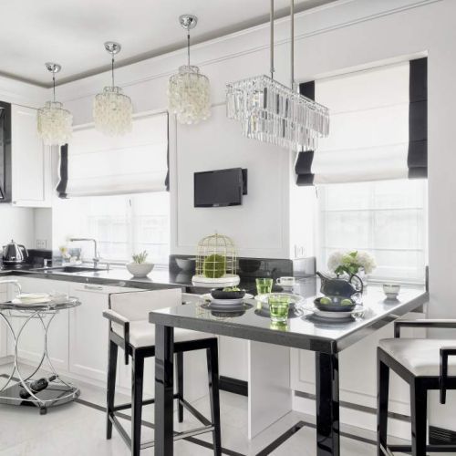 Biała kuchnia z czarnym blatem