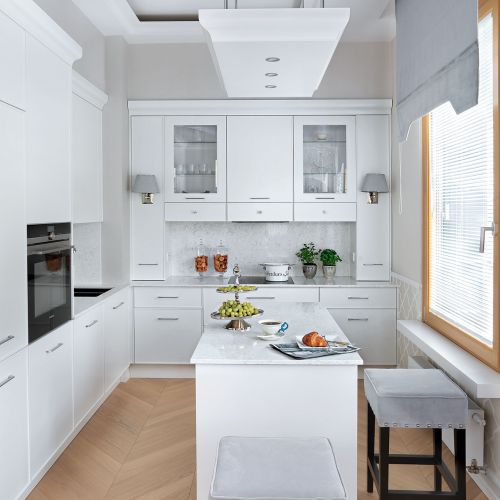 białe szafki kuchenne z białym blatem