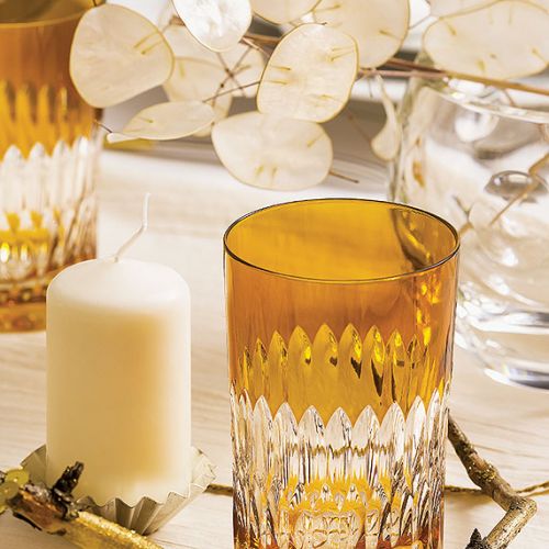 Biała Maria, a do kompletu szklanki, bomboniera i wazoniki kule z huty Julia oraz sztućce Ella Gold od Villeroy Boch.