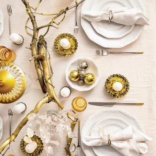 Stół wigilijny w złotej stylizacji