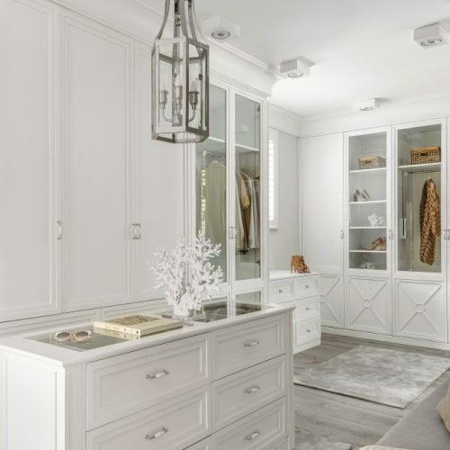 garderoba z białą szafą