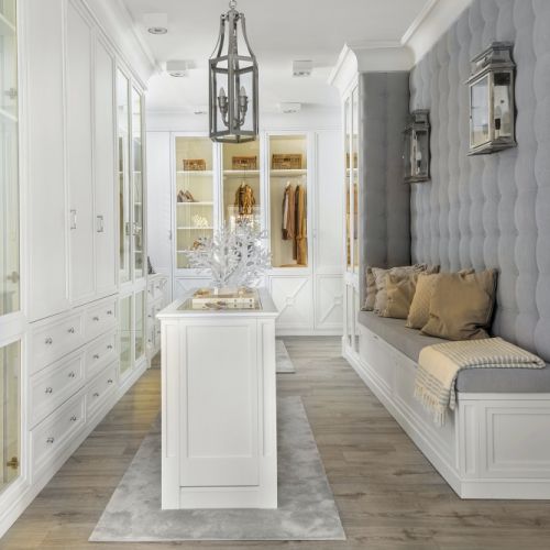 garderoba z białą szafą aranżacje