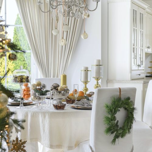 biała kuchnia z jadalnią udekorowane na święta