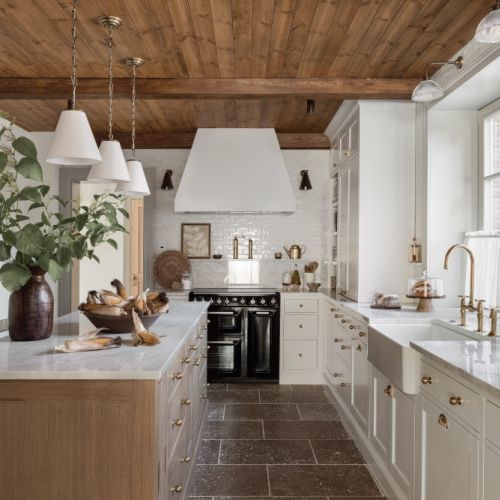 biała kuchnia z drewnem