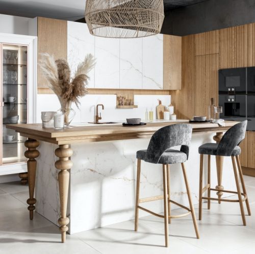 biała kuchnia z drewnem