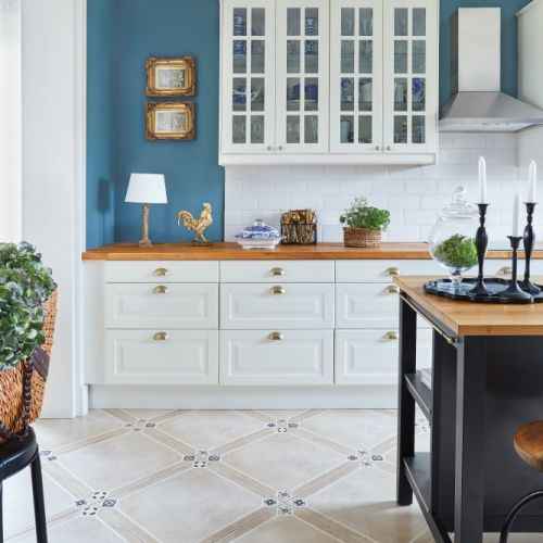 biała kuchnia z drewnianym blatem