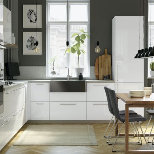biała kuchnia z szarymi dodatkami