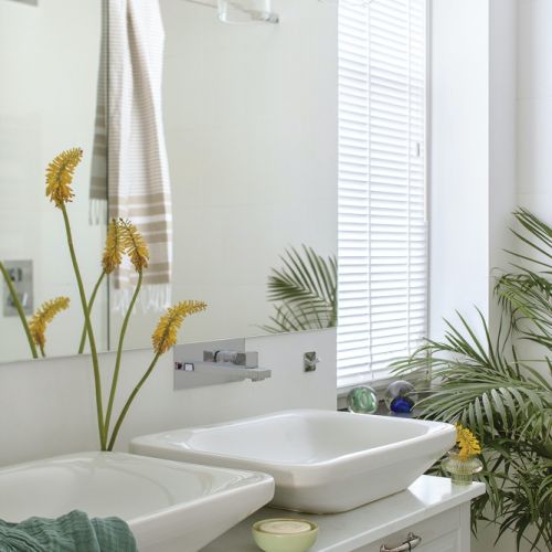 biała łazienka z dwiema umywalkami nablatowymi