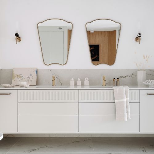 elegancka biała łazienka w mieszkaniu nad morzem