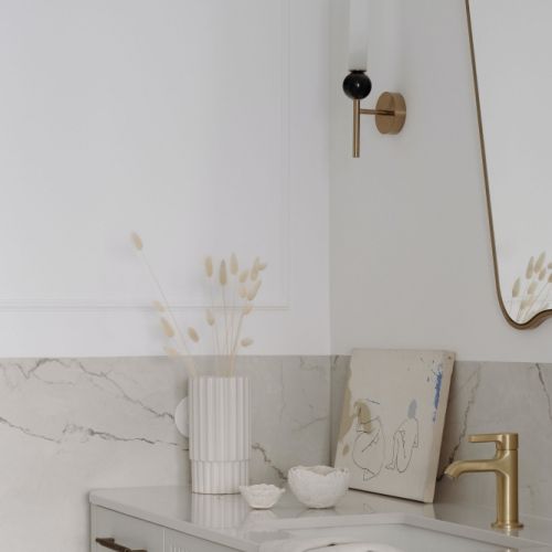 elegancka biała łazienka w mieszkaniu nad morzem