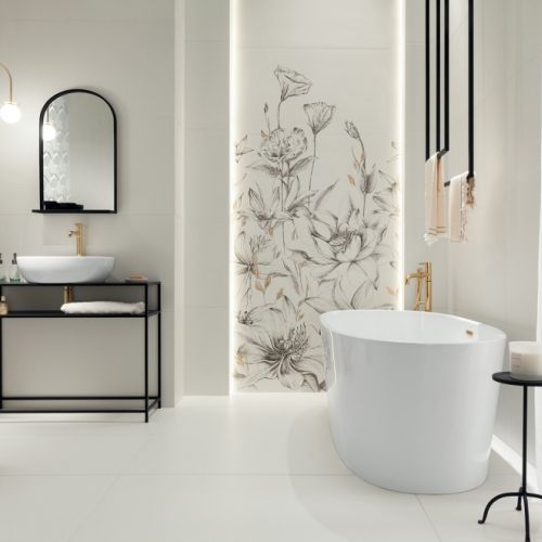 biała łazienka z czarnymi i złotymi dodatkami