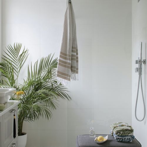 biała łazienka z orientalnymi dodatkami