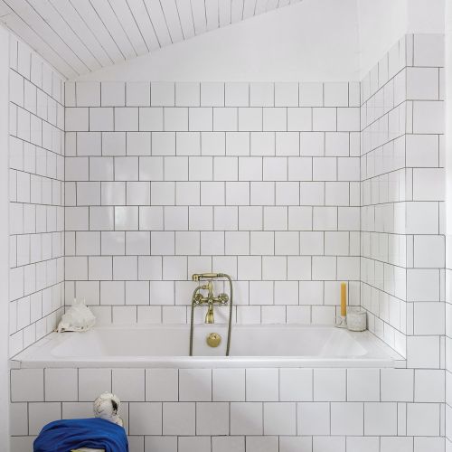 biała łazienka ze skosem