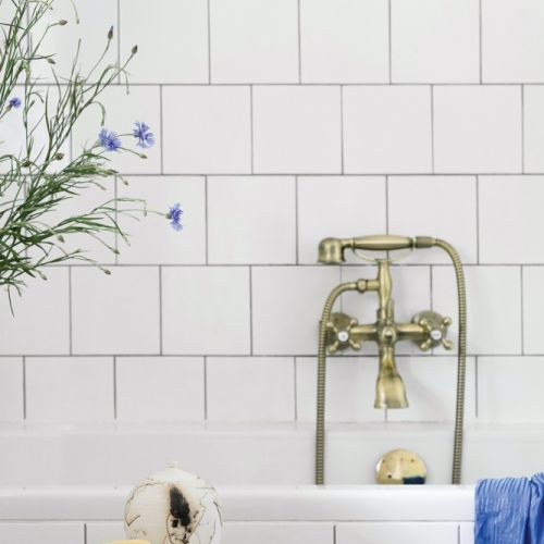 biała łazienka ze złotym dodatkami