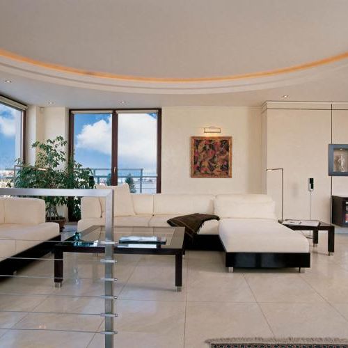 Białe kanapy i szkany stolik. Czarno-biały apartament