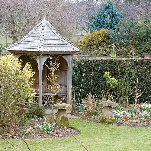 Białe kępki przebiśniegów najlepiej wyglądają na kolorowym tle. Dlatego w ich towarzystwie znalazły się błękitne