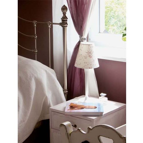 Białe meble świetnie komponują się z wrzosowymi ścianami.