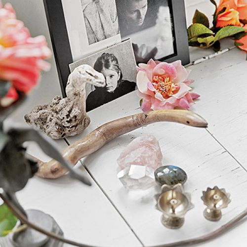 Białe ściany i podłogi w kolorze antracytu wprowadzają spokój. Meble to angielskie i duńskie barokowe