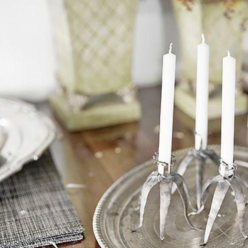 Białe ściany i podłogi w kolorze antracytu wprowadzają spokój. Meble to angielskie i duńskie barokowe