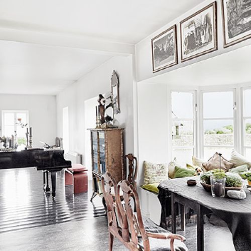 Białe ściany i podłogi w kolorze antracytu wprowadziły do wnętrza spokój.