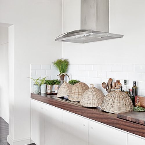 Białe ściany i podłogi w kolorze antracytu wprowadzają spokój. Meble to angielskie i duńskie barokowe