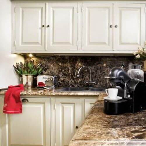 Białe szafki kuchenne. Przepis na przytulny dom