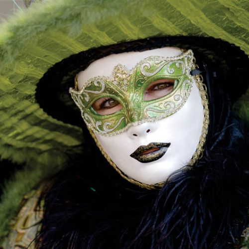 Białe volto obwedzione złotą koronką. Fot. Medium