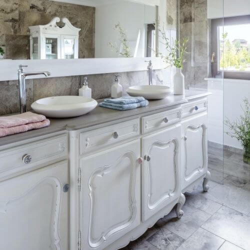 białe szafki łazienkowe shabby chic