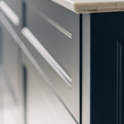 Niebieskie frezowane szafki kuchenne