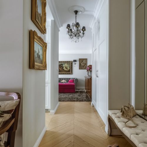 Szerokie klepki parkietu ułożone we francuską jodełkę dają złudzenie dłuższej perspektywy, dzięki czemu