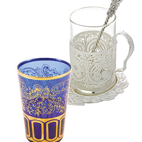 Biały koszyczek na szklankę Melhior (Kolczugino), 266 zł (na zamówienie). galinex.pl oraz kobaltowa szklanka marokańska,