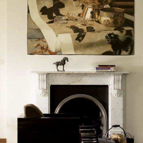 Biały marmurowy kominek przyjechał z Anglii.