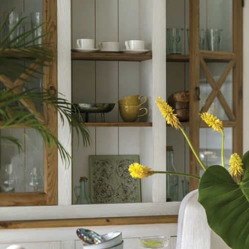 biały kredens w jadalni