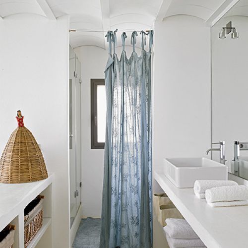 Biel, błękit i naturalny kolor drewna.