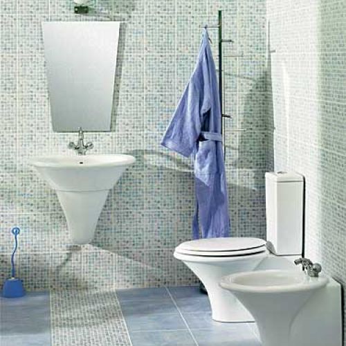 Biel ceramiki podkreślają błękitne kafelki. Umywalka Fontana - 289 zł. Za bidet z tej samej kolekcji zapłacimy 249 zł,