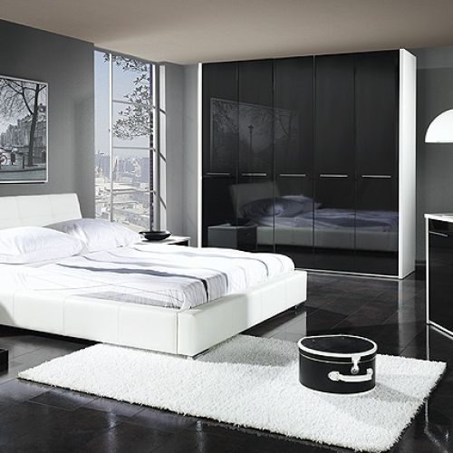 Biel i czerń zawsze modna – Wenus M (160 x 200 cm) w naturalnej skórze kosztuje 3330 zł, do