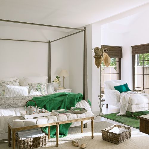 Biel i wiele odcieni zielonego. Andaluzyjska rezydencja wokół patio