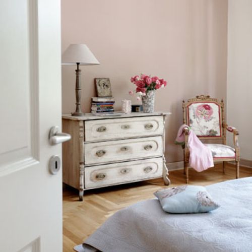 Biel, kawa z mlekiem, a do tego delikatne błękity i nieco bardziej zdecydowane róże.