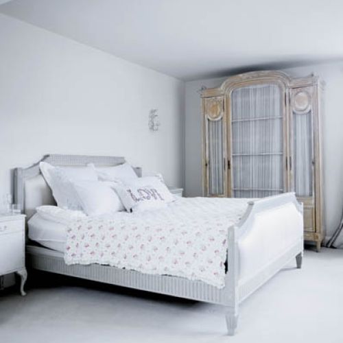 Biel miesza się z popielatym, szarobłękitnym i beżowym.