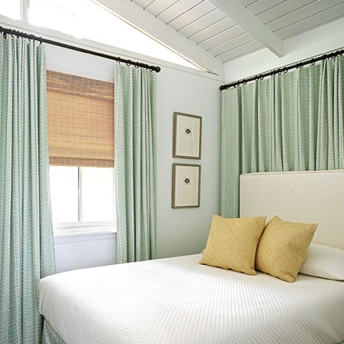 Biel przełamana jest zgaszonymi żółcieniami i miętą.