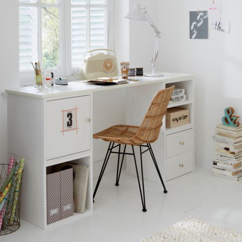 W pokoju dziecka powinna dominować przede wszystkim jasność. Stawiamy więc na białe ściany, które będą tłem dla mebli w kolorze drewna, pasteli, ale także białych.