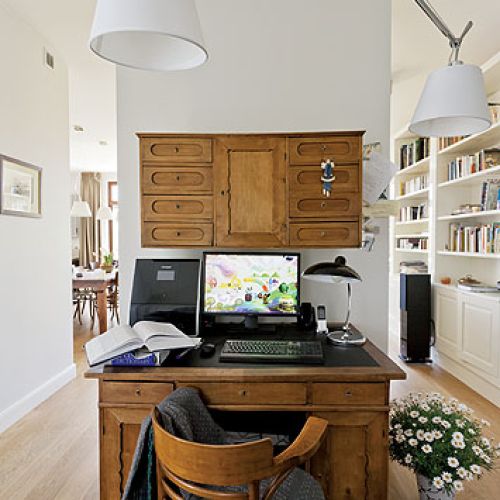 Biurko wyszukane przez antykwariuszy. Duże, z nadbudową i mnóstwem szafeczek, szufladek i skrytek.