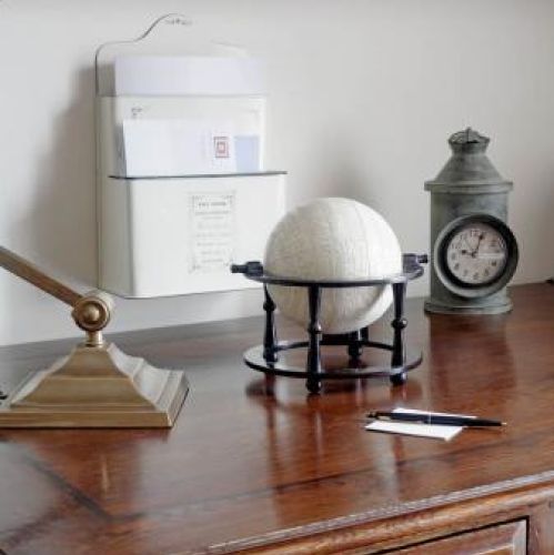 Biurko z mahoniowego drewna. Róże i falbanki