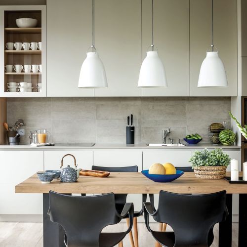 Ceramiczna podłoga do złudzenia przypomina Szczotkowany i rozbielony dąb. Grzejnik zamówiono na wymiar.