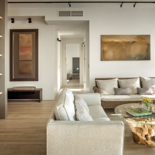 Właściciel potrzebował eleganckiego, luksusowego wnętrza, które byłoby zarówno wygodnym domem, jak i biurem,