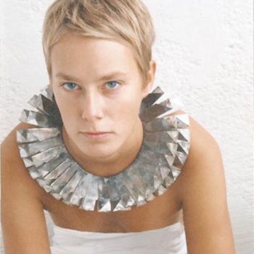 Biżuteria wydaje się drapieżna i ciężkia, ale po założeniu idealnie dopasowują się do ciała.