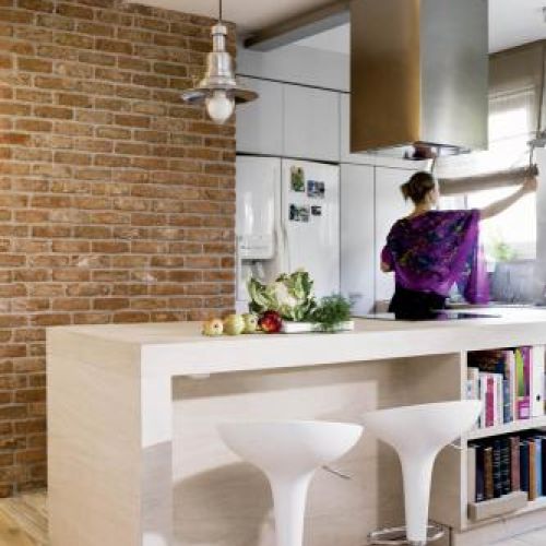 Blat kuchenny pełni rolę stołu. Loft z koronkami